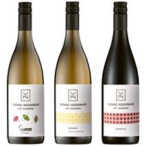 Degustationspaket Thomas Niedermayr, Südtirol bestehend aus:
Summ 22 75 cl, Solaris 19  75 cl und Gandfels 19 75 cl